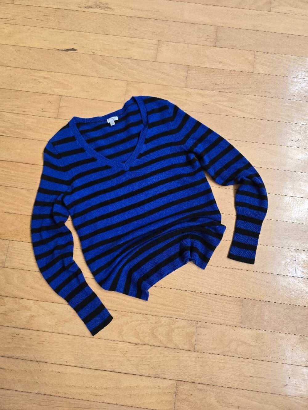 Halogen | royal blue stripe 100% cashmere v-neck fitted sweater | WMS S